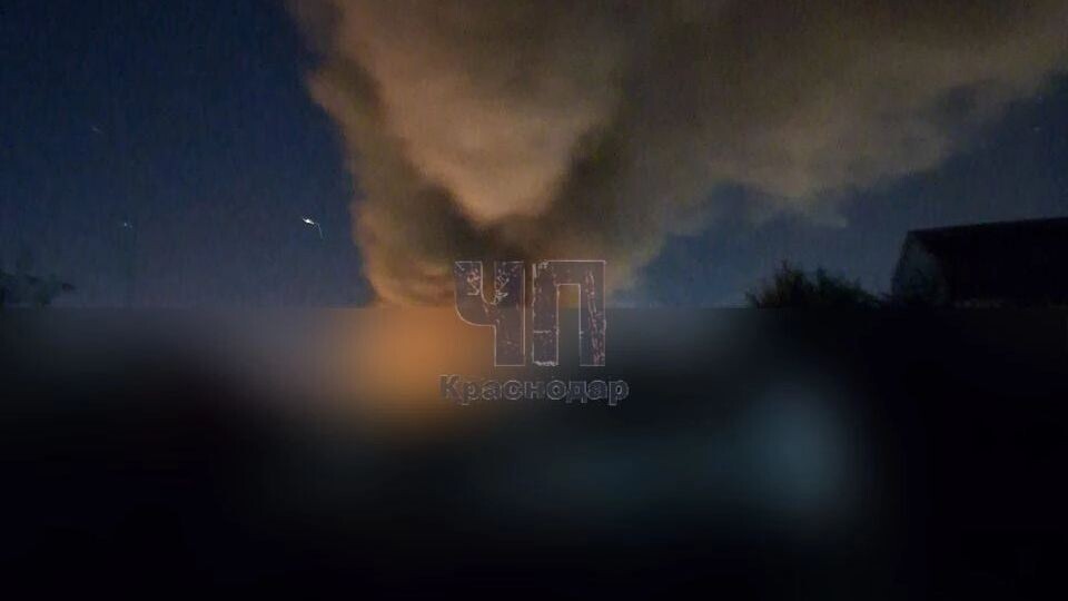 После атаки БПЛА на Краснодарский край вспыхнул пожар. Фото: ЧП Краснодар