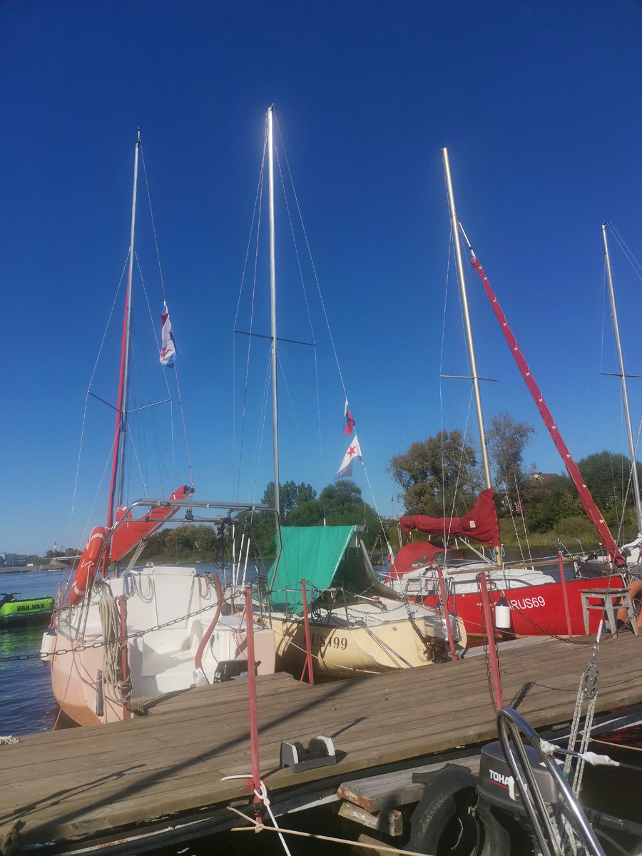 В яхт- клубе.