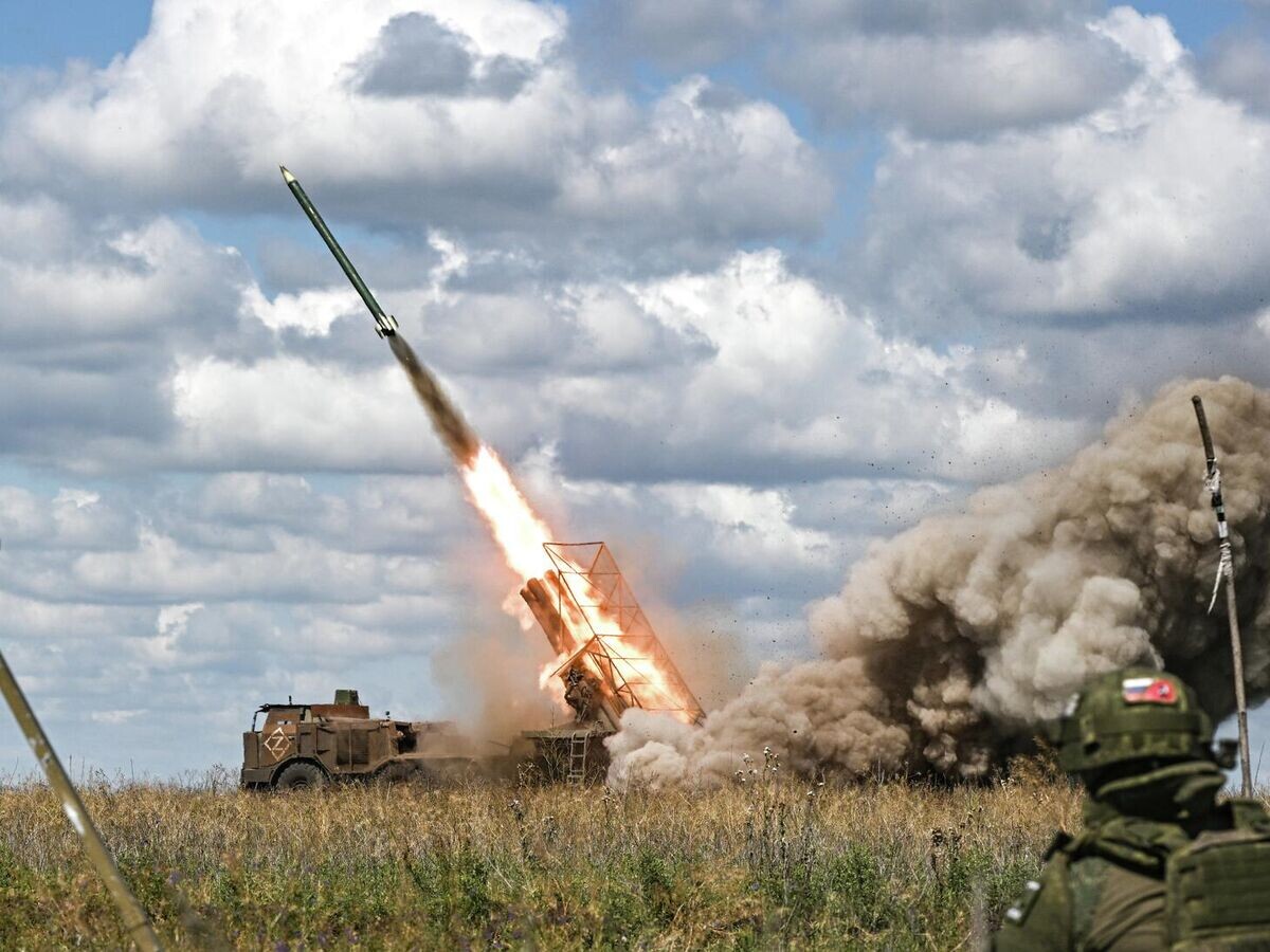    Боевая работа расчета установки РСЗО "Ураган"© РИА Новости / Сергей Бобылев