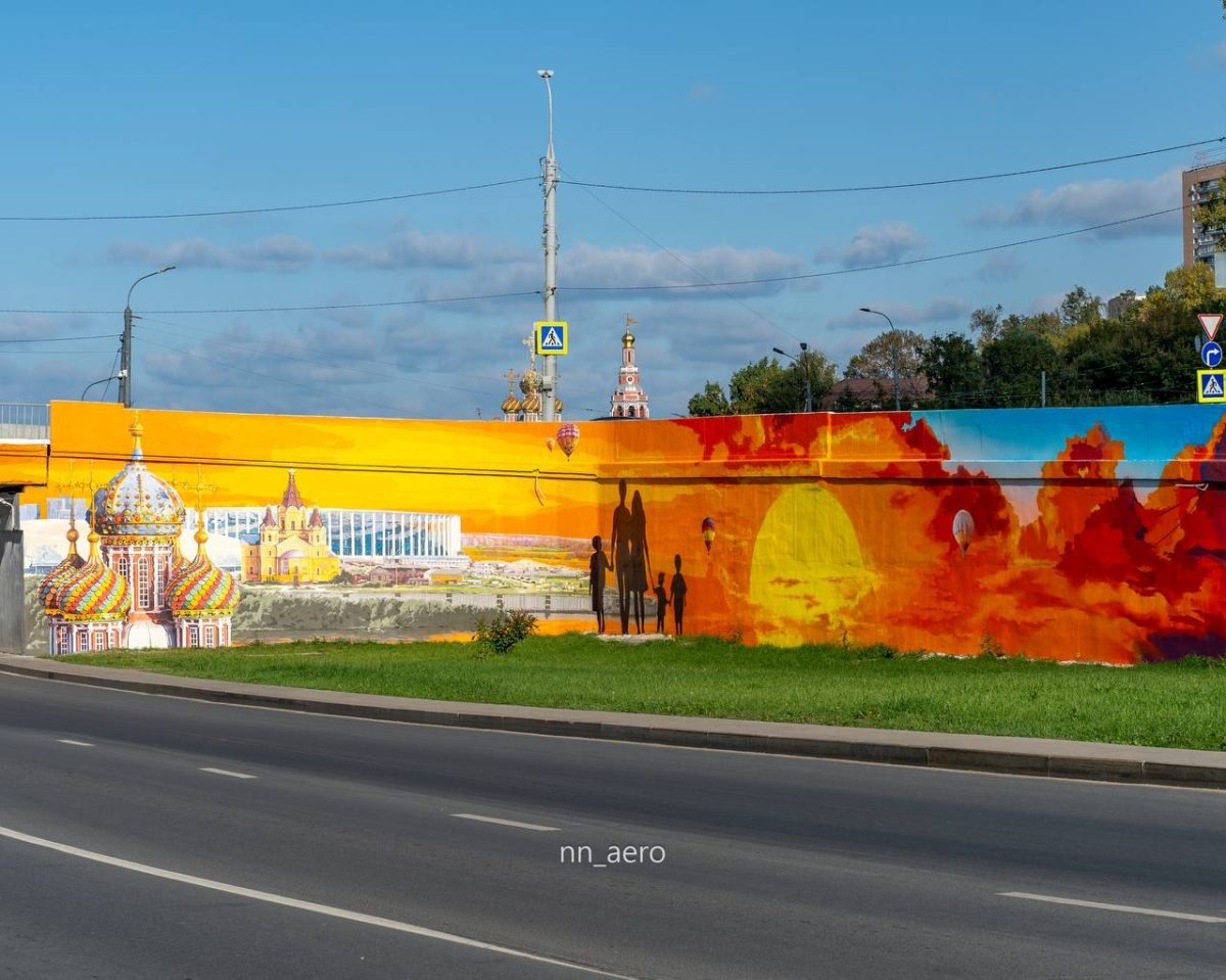    Оно расположилась на стенке переправы со стороны Черниговской набережной