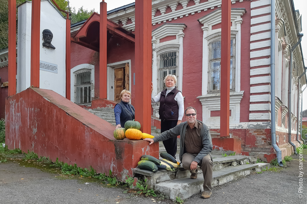 Сотрудники музея с только что убранными бахчевыми