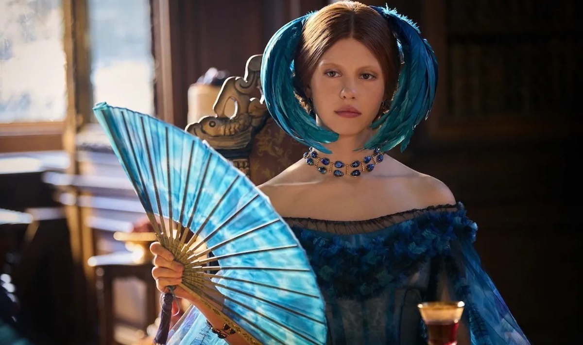 Миа Гот в роли Элизабет в «Франкенштейне». (Кен Воронер/Netflix)