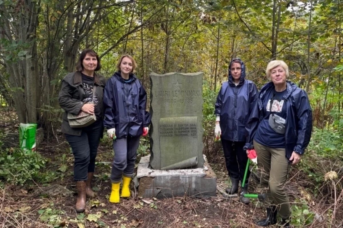    В Петрозаводске расчистили путь к могиле поэта Лаури Летонмяки