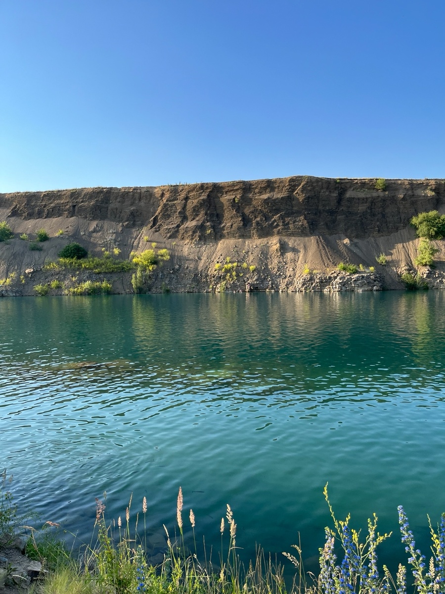 Длинный каньон - вид с цветочками