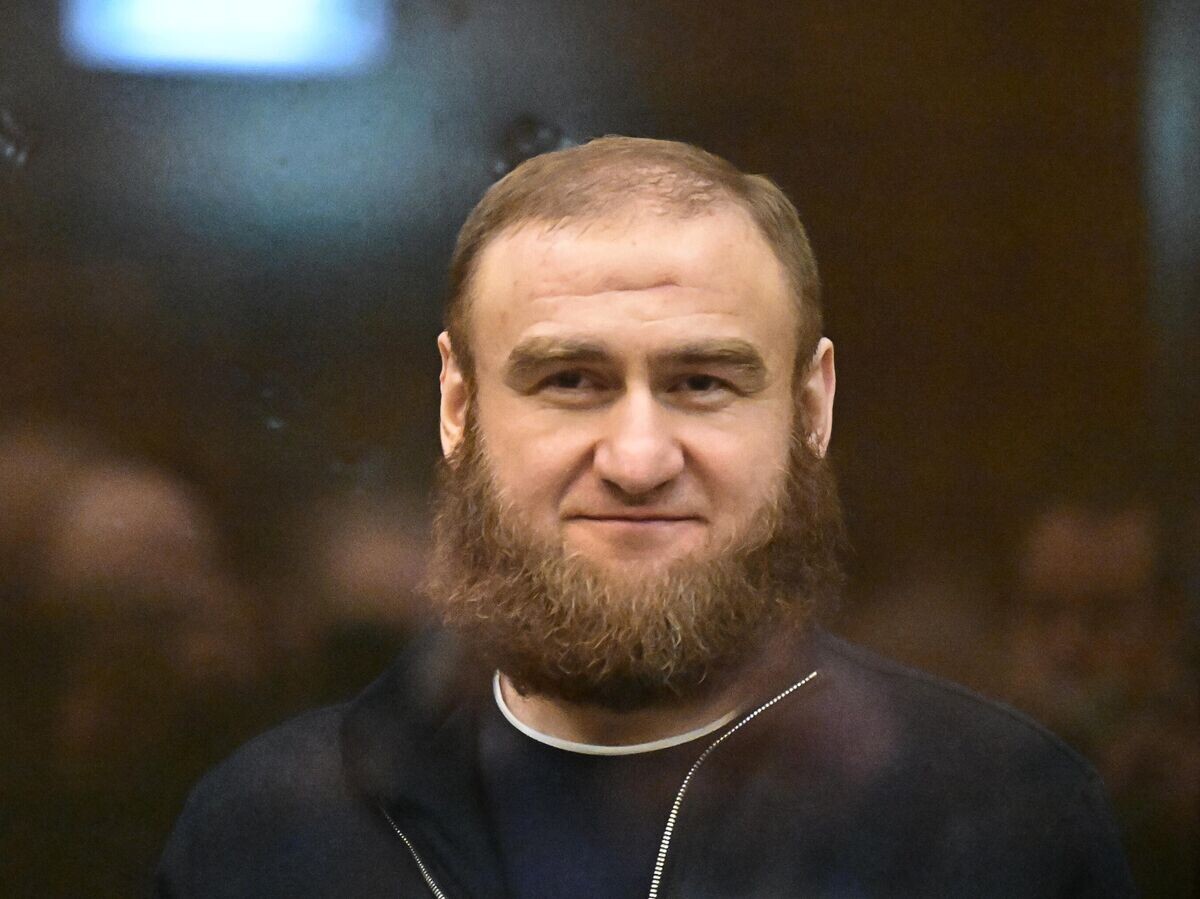    Бывший сенатор Совета Федерации РФ Рауф Арашуков в Московском городском суде во время оглашения приговора© РИА Новости / Илья Питалев