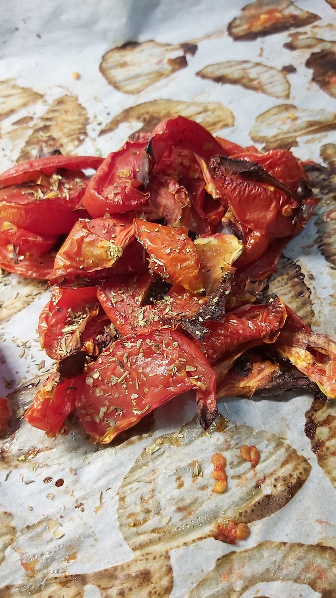 Вялю помидоры. Духовка 120 градусов 1.5 часа. Потом заливаю кипящим маслом.