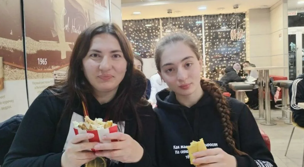 Источник фото: https://www.starhit.ru/exclusive/obrashalis-dazhe-k-sobchak-no-i-ona-poteryalas-mama-propavshei-sportsmenki-anny-comartovoi-ishet-doch-uzhe-polgoda-5782801/