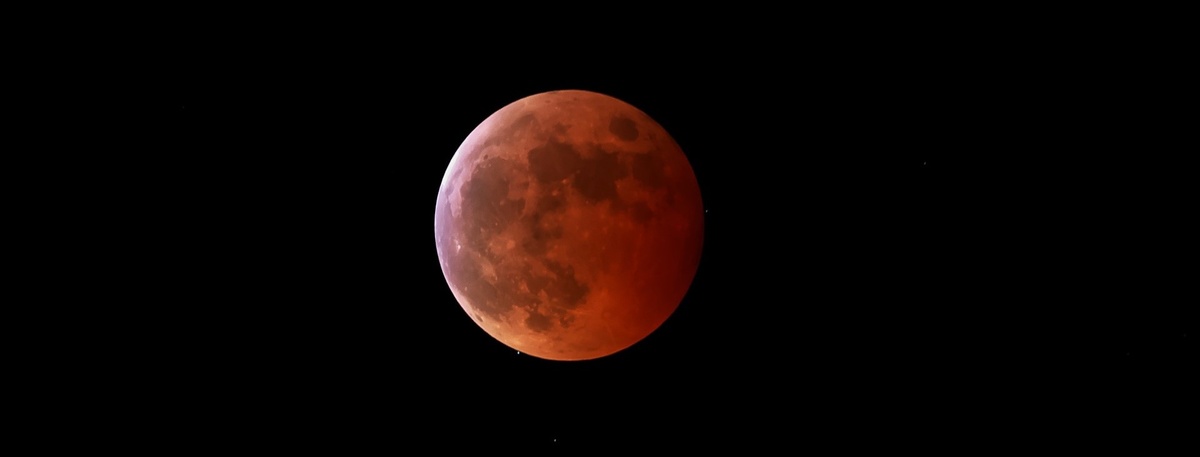    Луна красноватого оттенка во время полного затмения. Автор фото: KK_papa / Shutterstock/FOTODOM