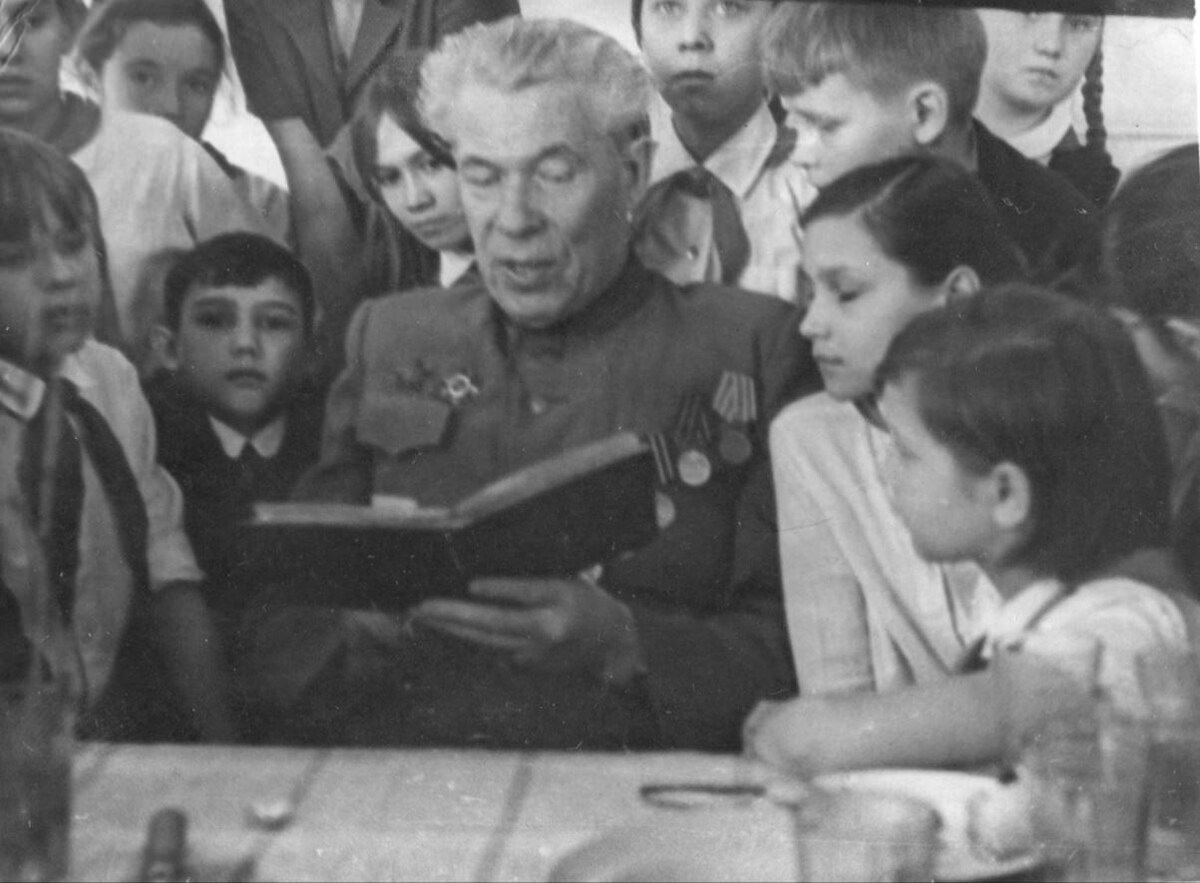 Михаил Штатнов рассказывает о войне пятиклассникам школы № 9. 1969 год