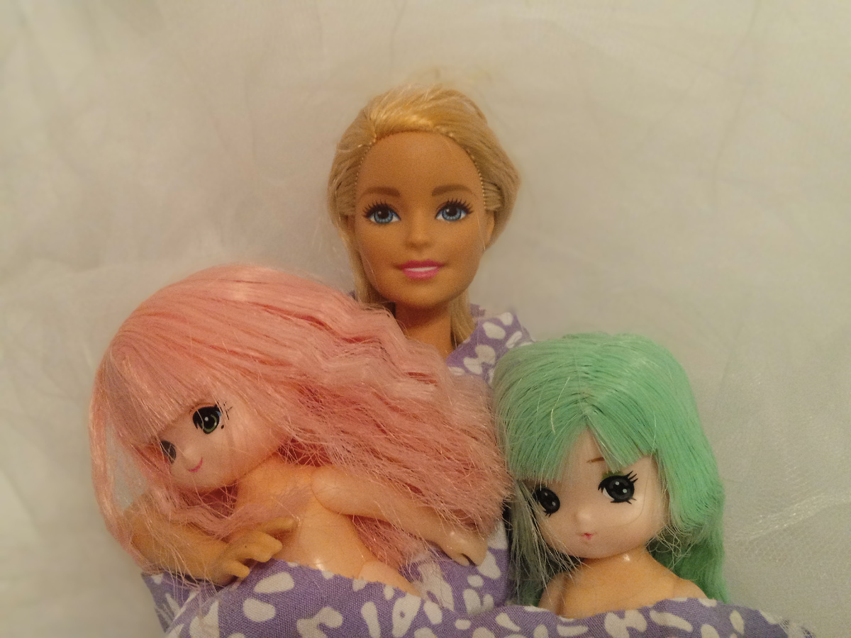 Люся и малыши Мики и Маки. Фото автора.