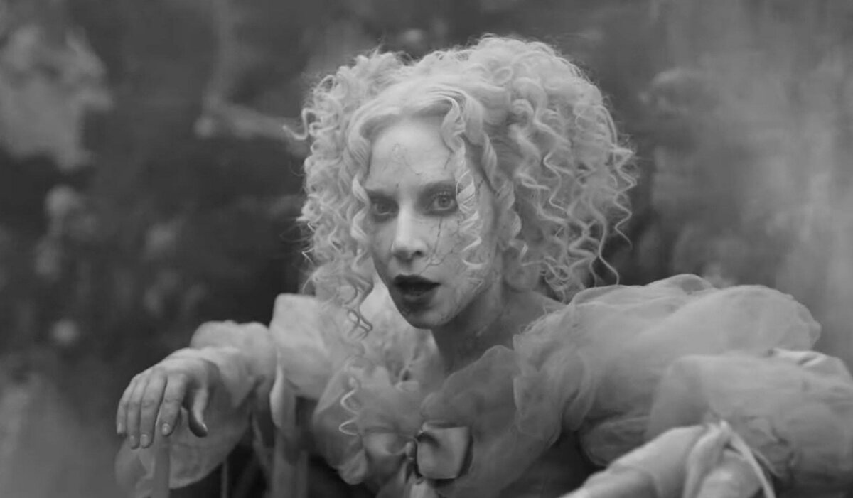    Леди Гага выпустила клип для сингла к «Уэнздей» (фото 1)