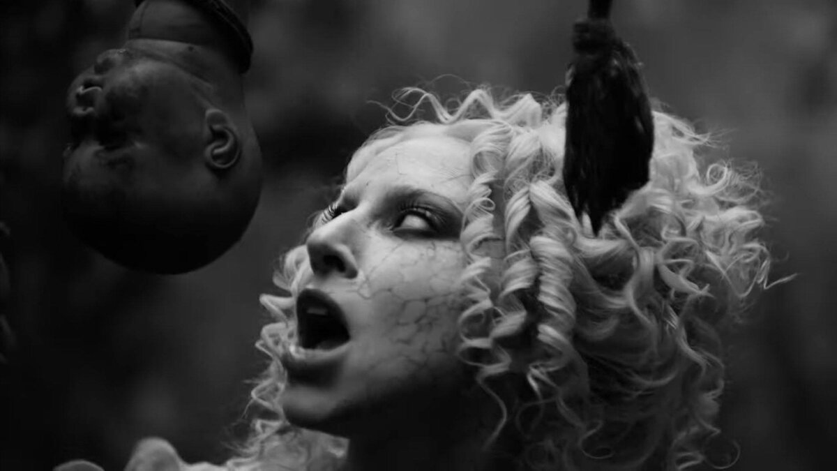    Леди Гага выпустила клип для сингла к «Уэнздей» (фото 3)