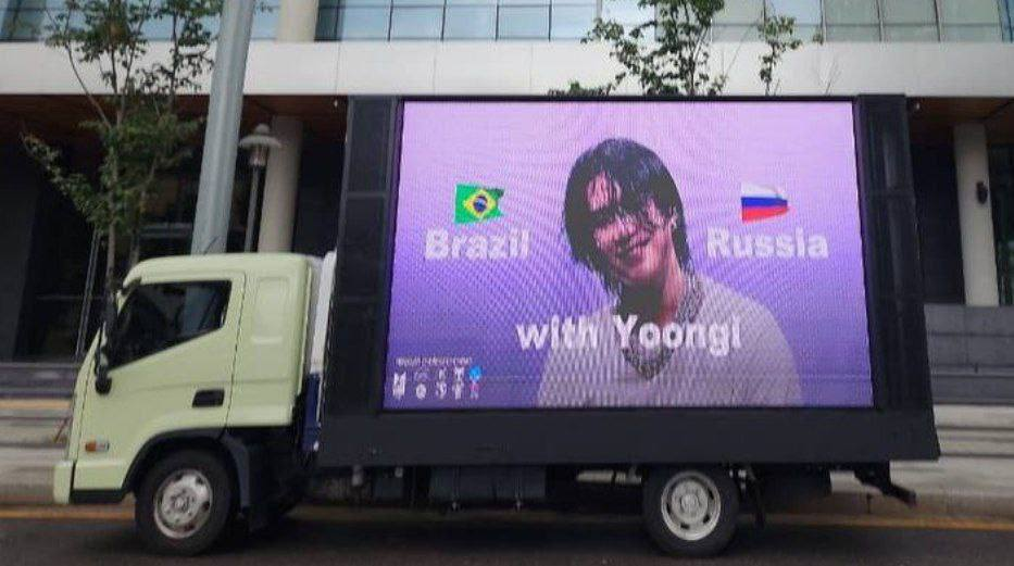 грузовичок от русских и бразильских фанатов в поддержку Шуги