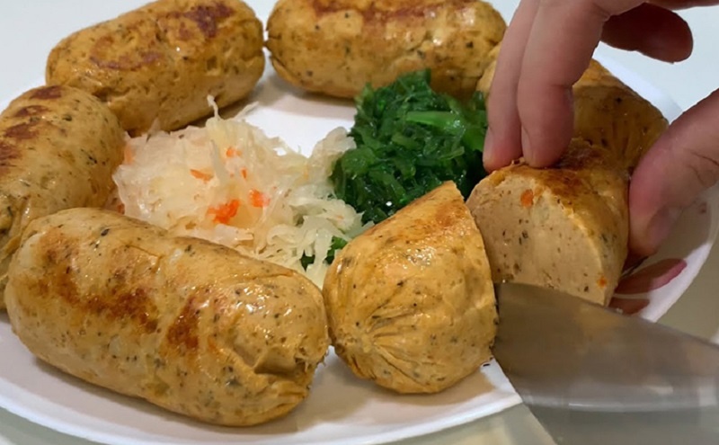 Куриные колбаски из грудки: сочный ужин за полчаса