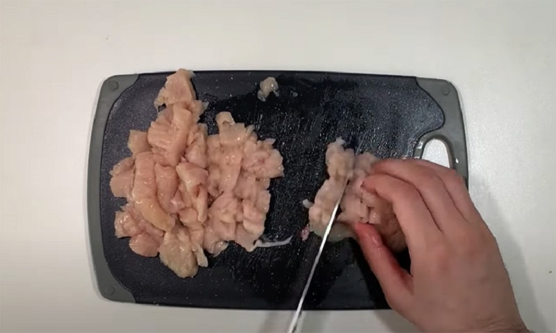 Куриные колбаски из грудки: сочный ужин за полчаса
