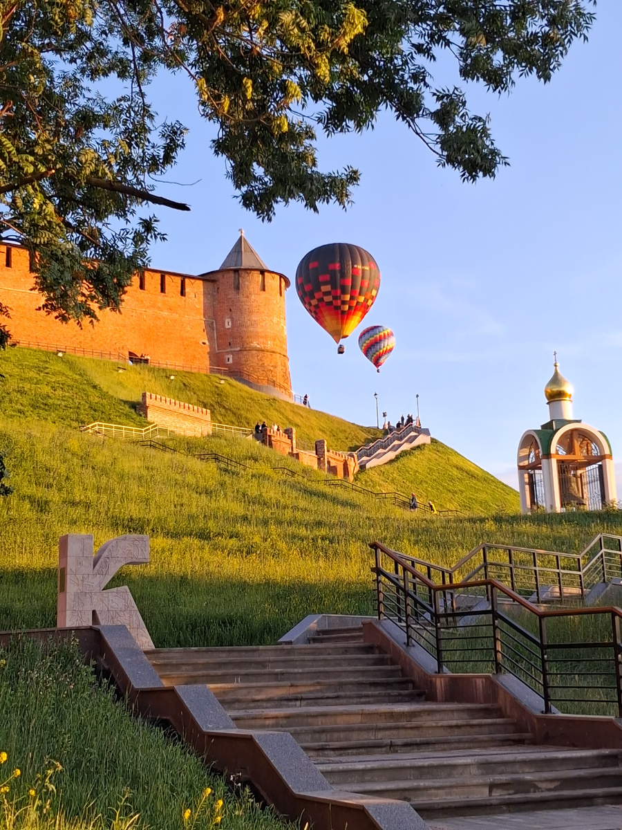 Арт-объект у стен Нижегородского кремля. Фото автора.