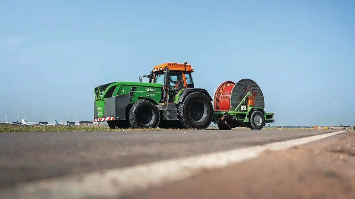 Фото: © BAM Infra NederlandСтроительная компания BAM Infra Nederland построила собственный электротрактор для спецзадач