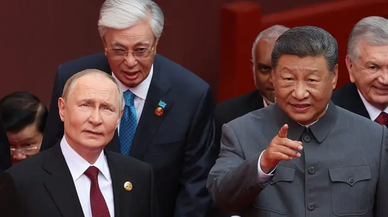 Отрывки разговора Си Цзиньпина и Владимира Путина о трансплантации органов для продления жизни попали в прямой эфир, когда два лидера поднимались к воротам Тяньаньмэнь