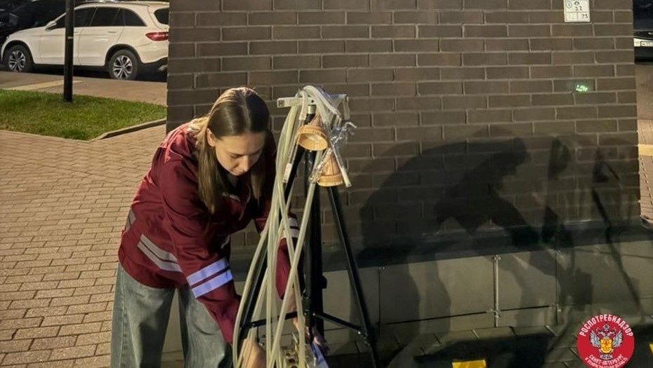    Специалисты отбирают пробы воздуха. Автор фото: Пресс-служба управления Роспотребнадзора.