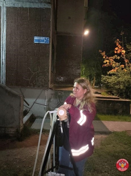    Специалисты отбирают пробы воздуха. Автор фото: Пресс-служба управления Роспотребнадзора.