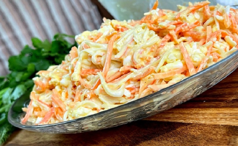 Салат с корейской морковью и крабовыми палочками: быстрый хит для любого стола