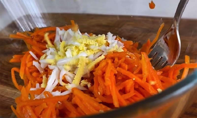 Салат с корейской морковью и крабовыми палочками: быстрый хит для любого стола
