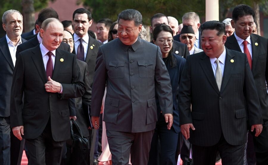    Президент России Владимир Путин, председатель КНР Си Цзиньпин и председатель государственных дел КНДР Ким Чен Ын / Источник: © Сергей Бобылев/РИА Новости