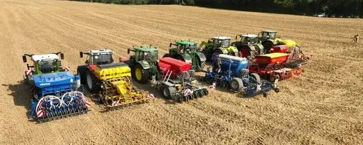 Сравнительные испытания сеялок в Германии: фермеры тестируют технологию посева покровных культур (источник фото: © Крис Финн / Kris Finn / agrarheute.com)
