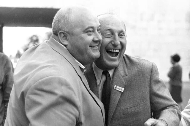 V Международный кинофестиваль в Москве. Два артиста-комика кино Евгений Моргунов (СССР) и Пьер Бурвиль (Франция). 1967 год. Фотография: aif.ru