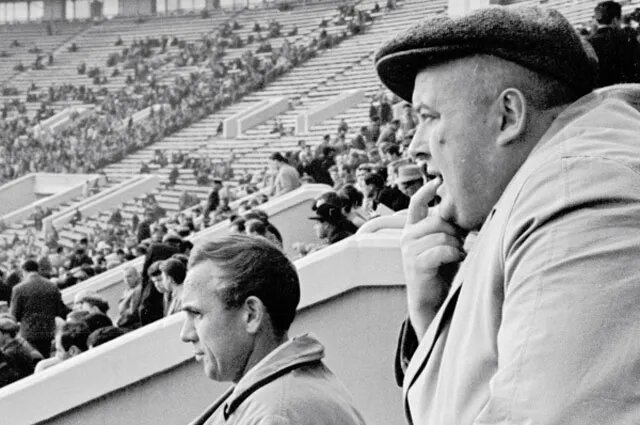 Болельщик «Спартака» Евгений Моргунов на стадионе. 1963 год. Фотография: aif.ru