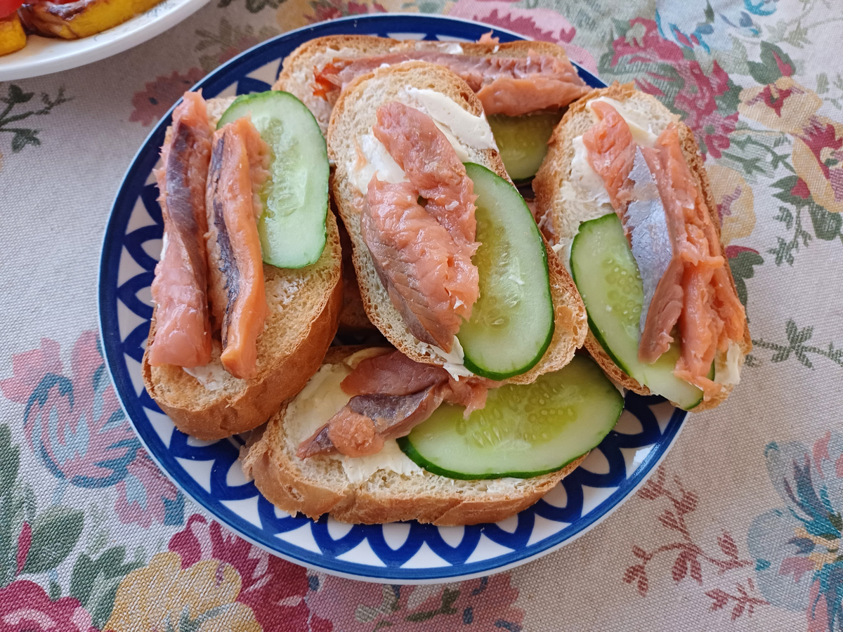 Бутерброды с рыбой. Рыбы мало! Поэтому и сделала будерброды. фото автора