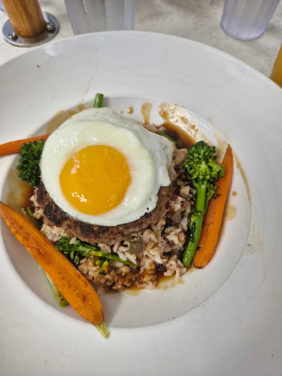 Локо Моко (Loco Moco) - горстка риса и мясная котлета, накрытая яйцом