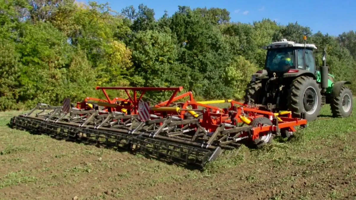 Фото: © UMG AGROТракторы UMG T2204 и T2604 прошли приемочные испытания на базе Кубанской МИС