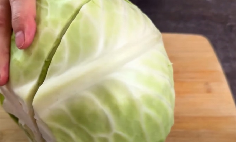 Бочковая маринованная капуста в кастрюле: сочная закуска с настоящим хрустом