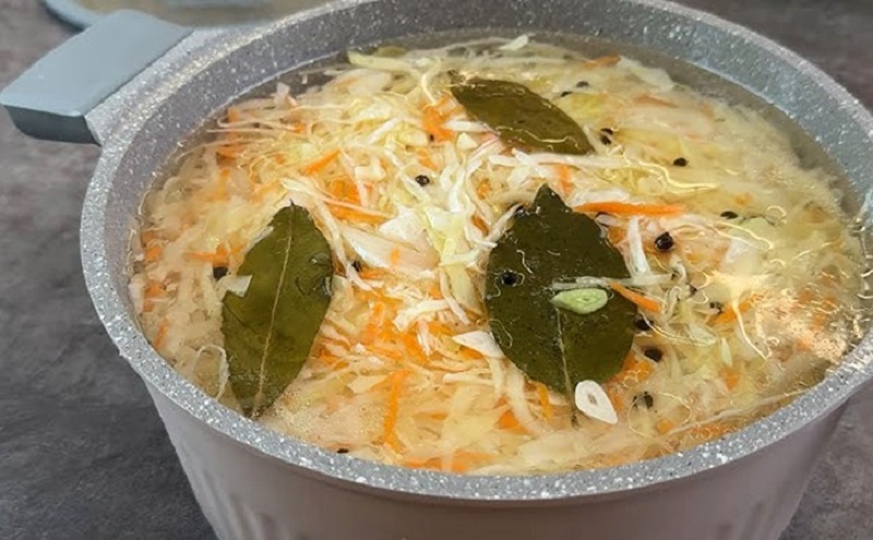 Бочковая маринованная капуста в кастрюле: сочная закуска с настоящим хрустом
