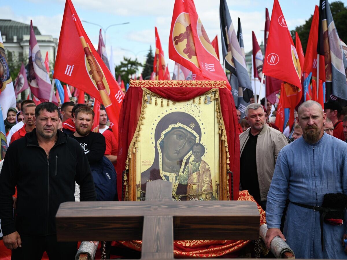    Верующие во время крестного хода в день празднования Собора Московских святых у кафедрального соборного храма Христа Спасителя в Москве© РИА Новости / Кирилл Зыков