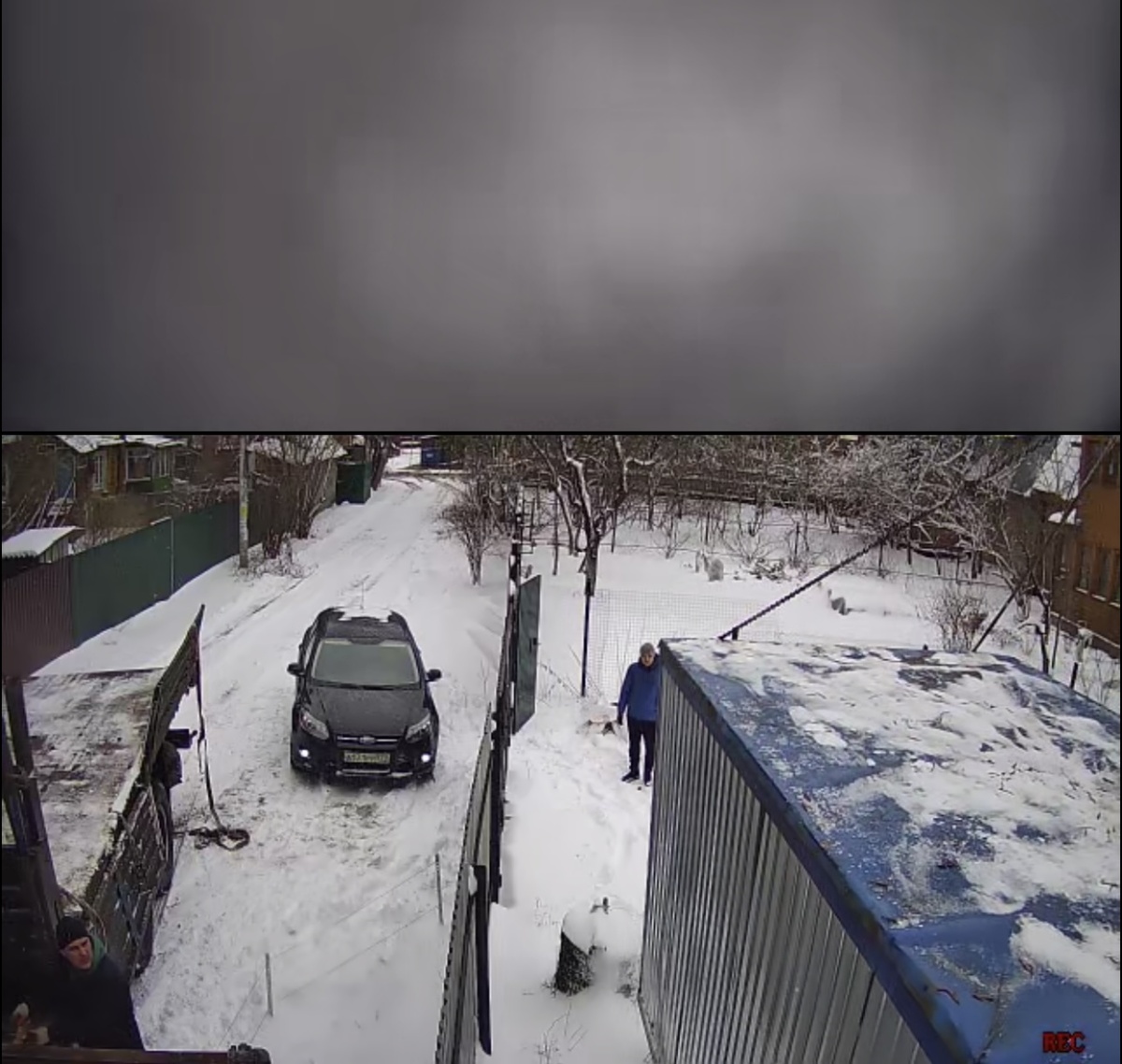 6 апреля - рабочие завезли бытовку