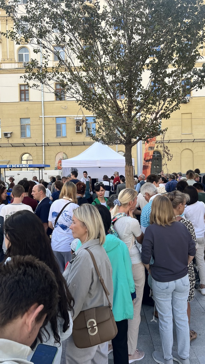 Очередь за бесплатными напитками 