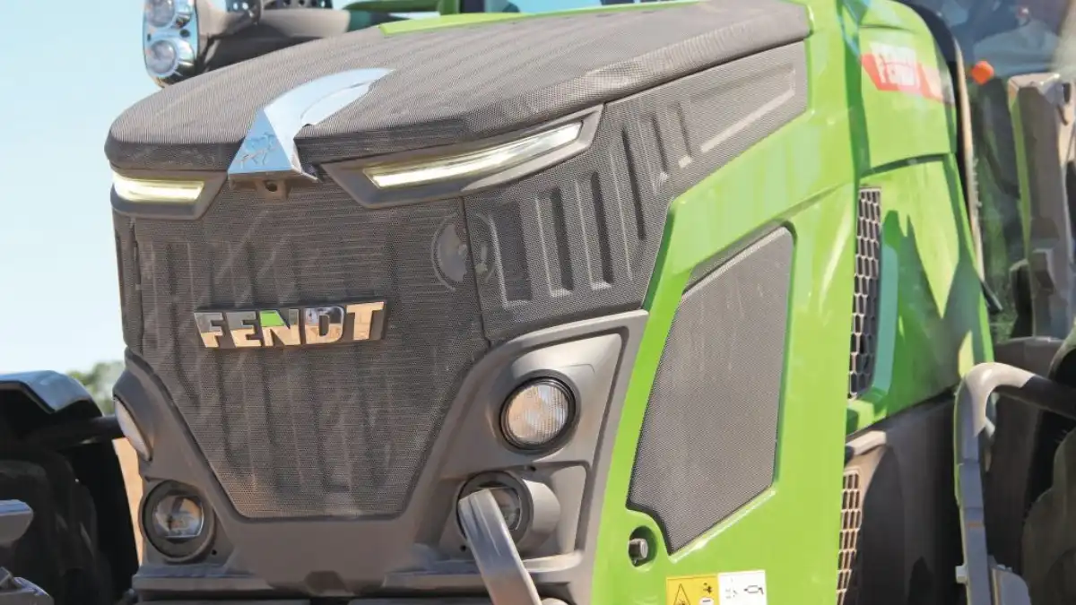 Фото: © Bas van Hattum / Бас ван Хаттум / trekkeronline.nlНовая передняя часть трактора Fendt Vario 500: новые фары и капот