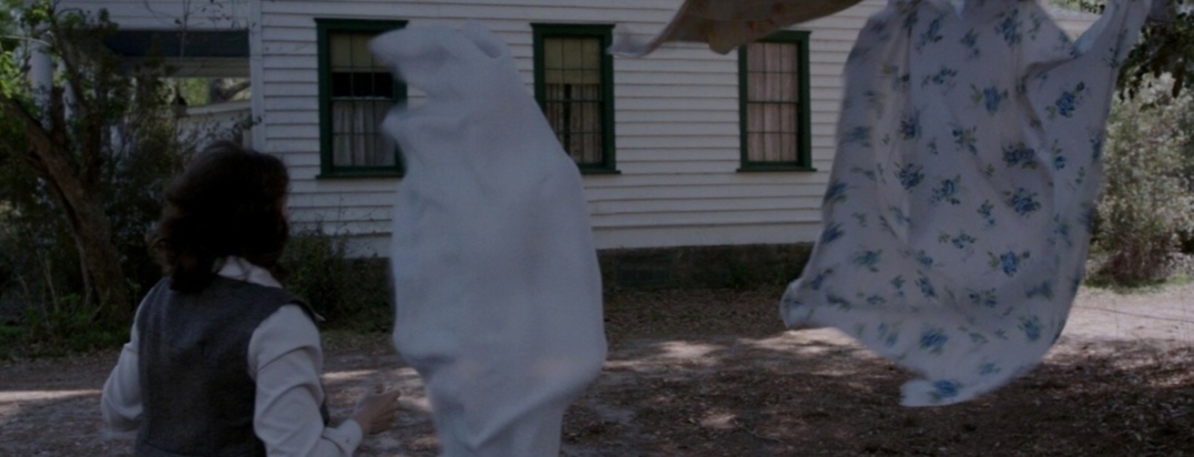 Кадр из фильма "Заклятие" 2013