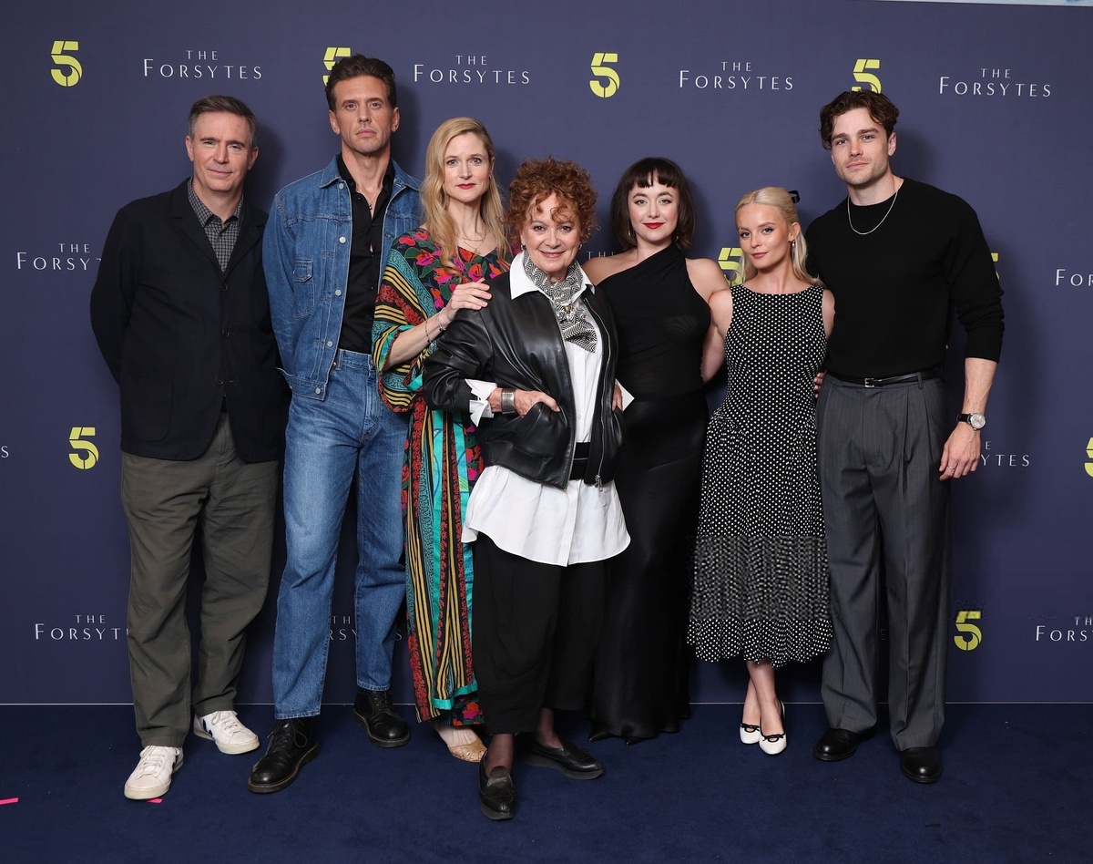 "Семья Джеймса": он, Монти, Эмили, Уинифред, Ирэн и Сомс, плюс ещё Энн Форсайт (в центре), которая по сюжету приходится Джеймсу матерью