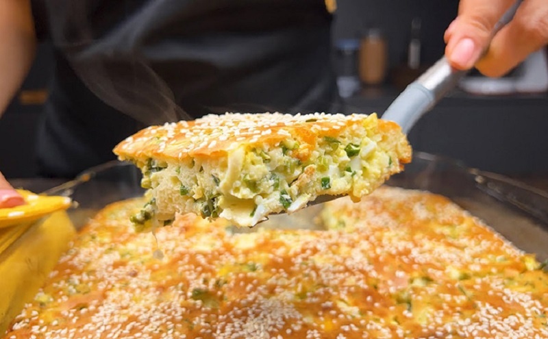 Заливной пирог с луком и яйцами: нежность, простота и домашний уют в каждом кусочке