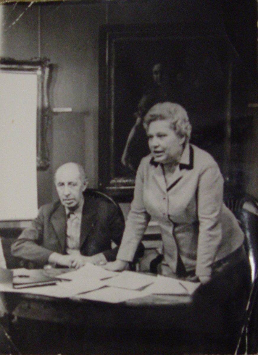 Хочу обратить внимание почтеннейшей публики на некую картину за спиной блондинки. Картина явно не современная, в тяжёлой золочёной раме.