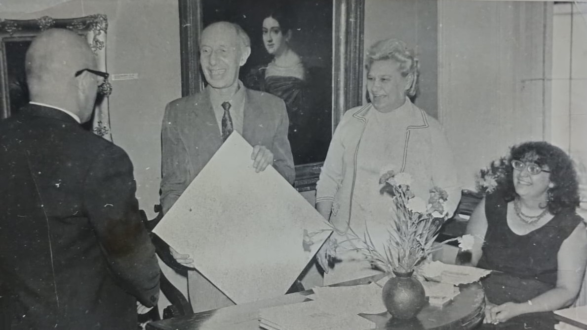 Здесь общая обстановка как бы тоже намекает...