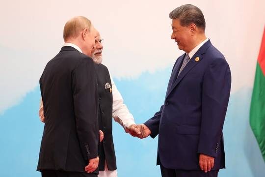    Лавров раскрыл смысл тройного рукопожатия Путина с Моди и Си Цзиньпином