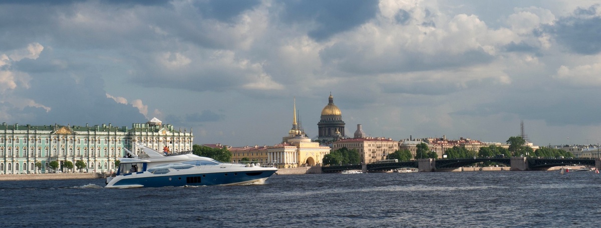   Катер идёт по Большой Неве в сторону Дворцового моста в Петербурге, архивное фото для иллюстрации. Автор фото: Михаил Тихонов / "Деловой Петербург"