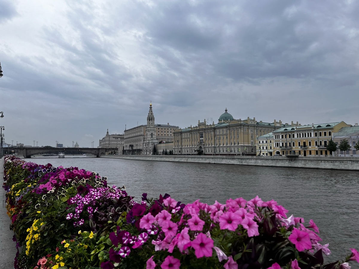 Вид на софийскую набережную, напоминает серверную столицу
