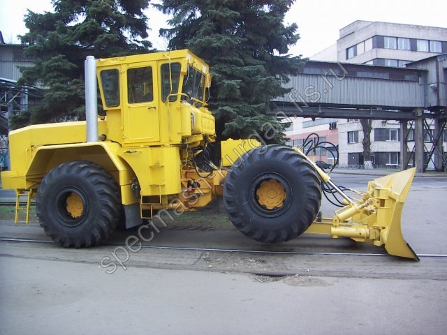 Вот такой трактор навёл шорох в городе Нерюнгри.
