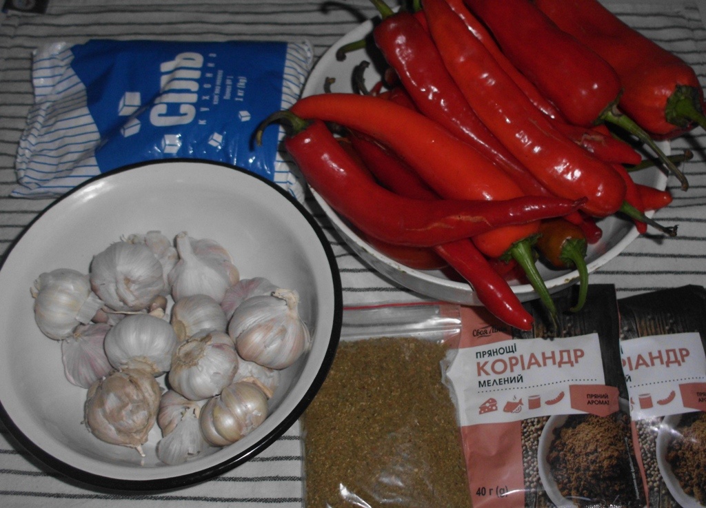 Продукты для приготовления острой сырой аджики. Фото автора канала Житейская проза