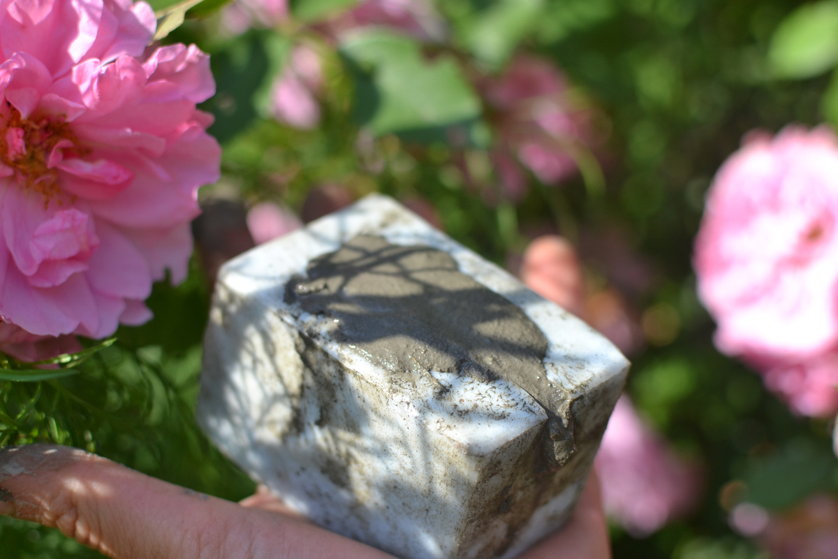 Залила в форму. Вот этот растекшийся цемент лучше убрать, чтобы при застывании не получился облой. Впрочем, его несложно будет убрать.